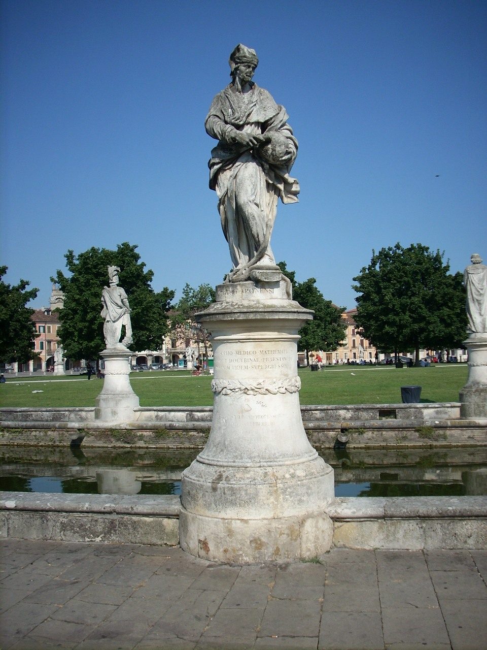 Peter%20of%20Abano%20statue%2C%20Prato%20della%20Valle%2C%20Padua%20-%2001.JPG
